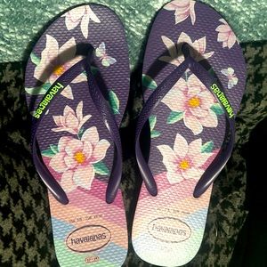 SOLD ON CROSSPOST***.      Havaianas flip flops - Purple Floral